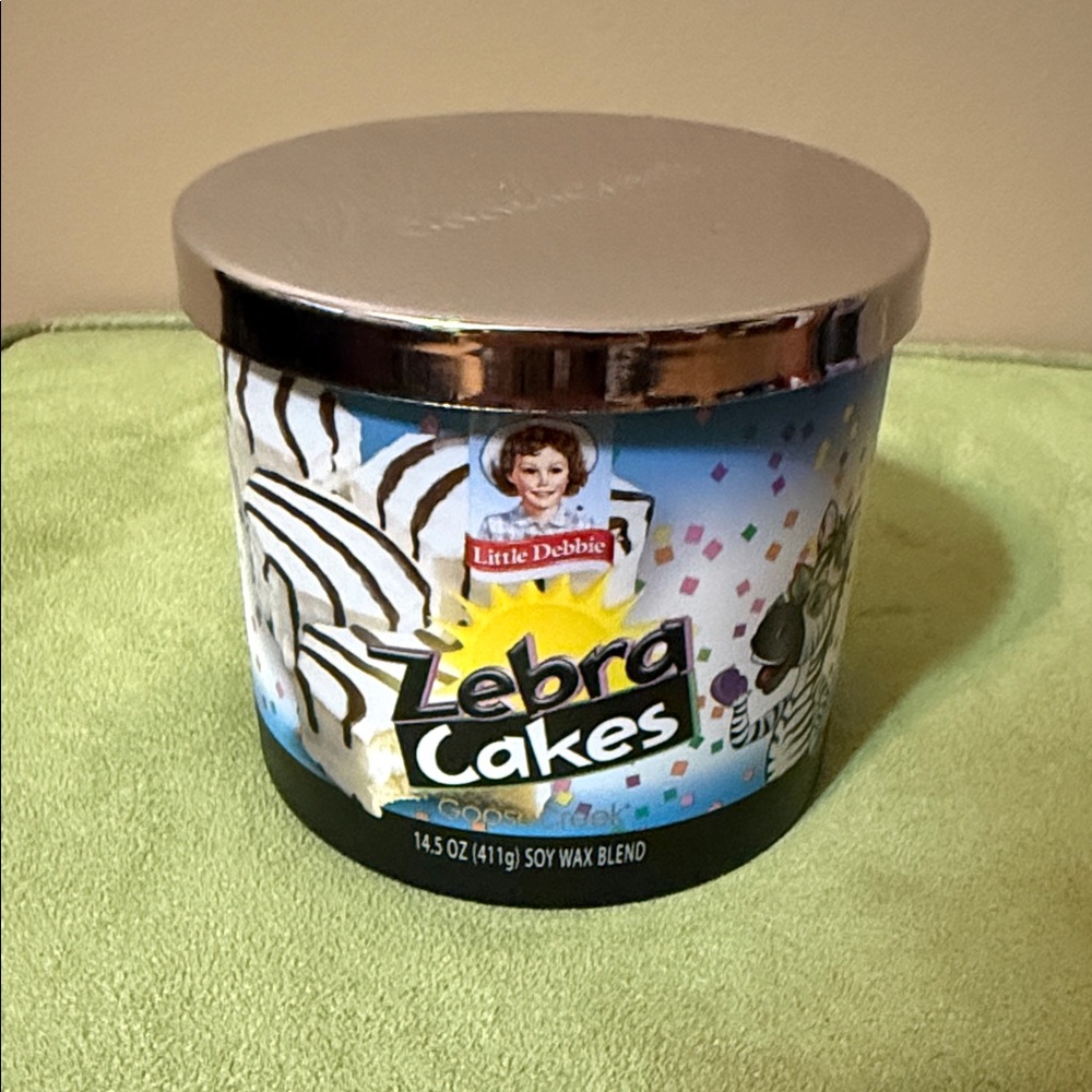 GooseCreek x Little Debbie Zebra Cakes Candle - Picture 6 of 10